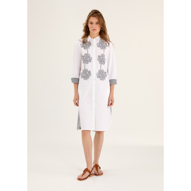 ROSSO 35 - Robe Blanche Broderie Fleurs Bleues Dos Rayures Blanches et Bleus - 97 % Coton 3 %  Polyester - Made in Italy - HS62044200 1